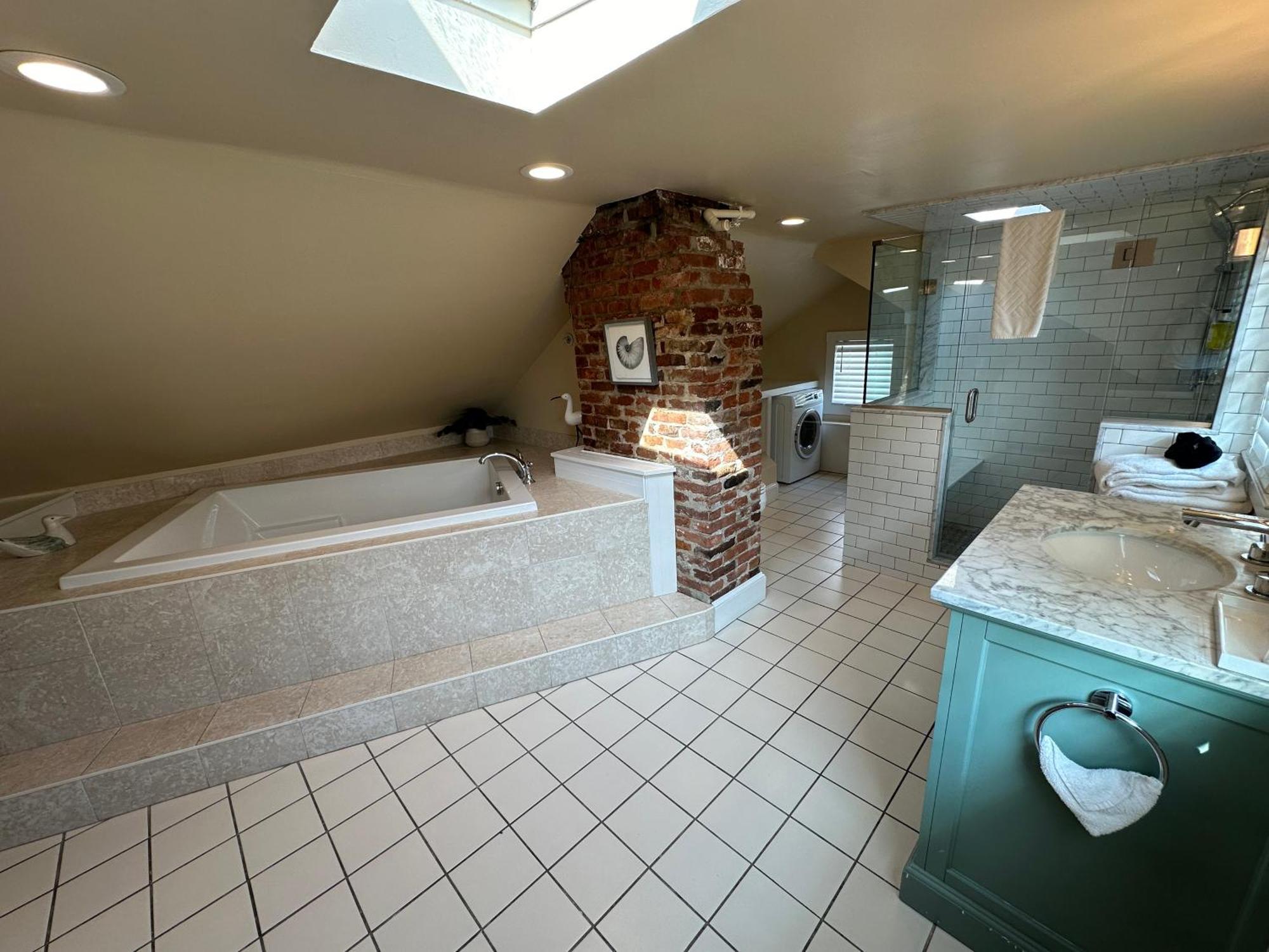 Entire Charming Victorian Home Downtown Torre di Newport Esterno foto